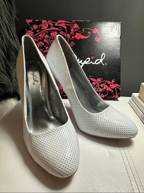 Qupid Serenity21W-H White Perforated Patent Peep Toe Pumps Size 8 NWT